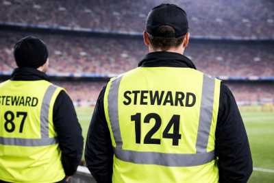Paghe basse, lunghe trasferte, situazioni pericolose, poca tutela: � il difficile lavoro degli steward